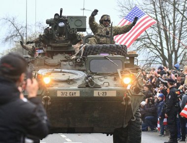 Από την Γερμανία στην Πολωνία: Τελετή αλλαγής σημαίας σε κομβόι του αμερικανικού Στρατού